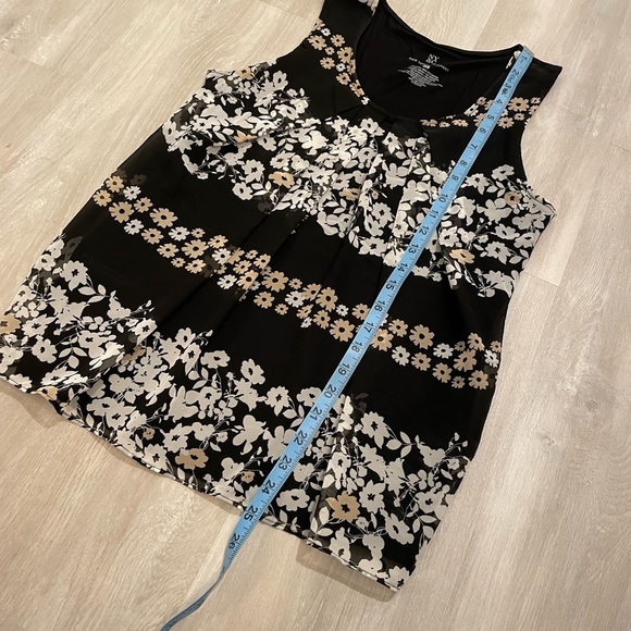WOMEN’S New York & Co. Sleeveless Top - Picture 5 of 6